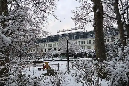 Sous la neige.