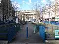 L'entrée ouest du square sur le boulevard de Picpus.