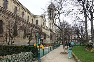 Le square Ozanam et l'église Notre-Dame-des-Champs de Paris.