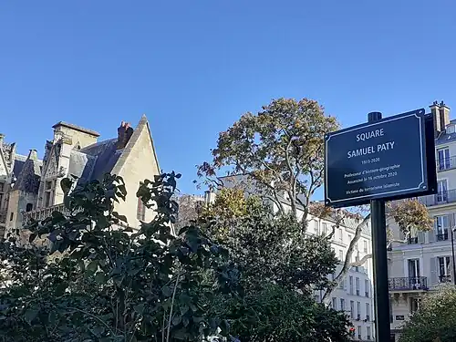 Plaque du square. En arrière-plan, le musée de Cluny.