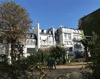 Terrain de tir à l'arc à l'arrière des immeubles du square de l'avenue Foch.