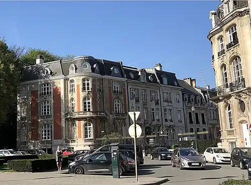 Grille d'entrée du square.