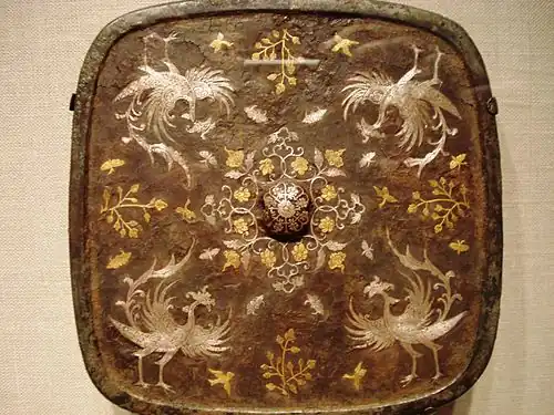Miroir en bronze carré avec un motif de phénix en or et argent incrusté avec de la laque, VIIIe&nbsp;siècle, Freer and Sackler Galeries, Washington