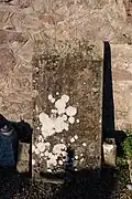 Dalle funéraire d'un défunt de 1732 à l'âge de 35 ans, le nom n'est plus lisible.