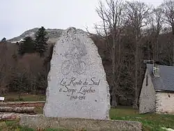 Stèle à Serge Lapébie au col de Menté.