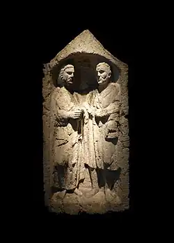 Stèle avec couple.