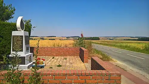 Le monument commémoratif et vue générale du plateau vers la vallée des Evoissons.