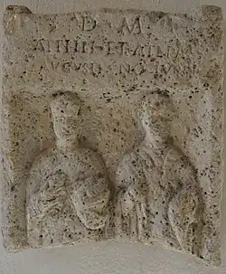 Stèle et sommet
