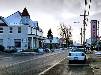 La route 227 est concomitante avec la rue Principale de Saint-Jean-Baptiste.