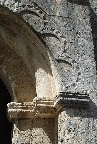 Détail de l'arc à voussure polylobée.