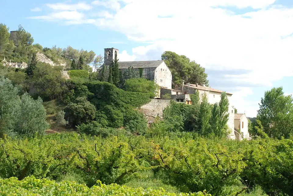 La chapelle vue de la plaine.