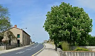 La RD 148 dans la traversée du bourg.