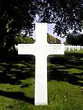 La tombe du parachutiste américain Georges Hendrickson au cimetière de Saint-James.