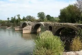 Pont romain à Saint-Thibéry emprunté par la Voie Domitienne.