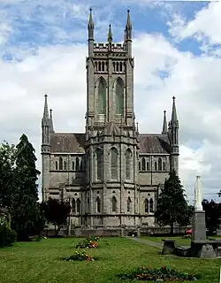 Le chevet, le transept et le clocher.