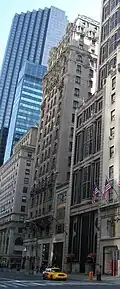 La face étroite du St. Regis sur la Cinquième Avenue.