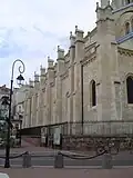 Côté gauche de l'église Saint-Clodoald.