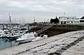 Le port et la capitainerie.