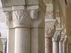 Enfilade de chapiteaux du cloître.
