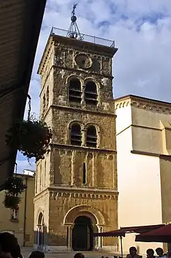 Le clocher néo-roman (1876) de l'église Saint-Jean-Baptiste à Valence (Drôme).