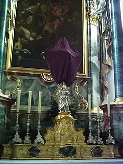 Symbole de la Passion : une croix voilée dans l'église paroissiale Saint-Martin, Tannheim, Bade-Wurtemberg, Allemagne.