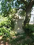 Socle d'une croix de chemin.