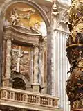 Deux colonnes salomoniques à leur emplacement actuel dans la basilique Saint-Pierre