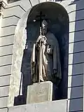 Statue d'Anselme d'Aoste sur la façade de la cathédrale d'Aoste.