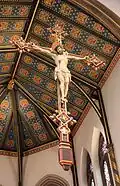 Croix du chœur et plafond de l'abside.
