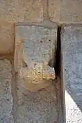 Bête tenant un bâton