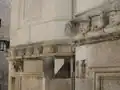 Frise de têtes sculptées à l'extérieur de la cathédrale