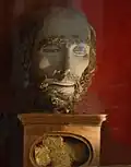 Tête de saint Jean-Baptiste du XVIe&nbsp;siècle, en pierre verte, portant des cheveux et une barbe en crin de cheval