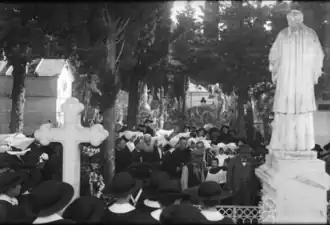 Pèlerins rassemblés devant la sépulture des prêtres au début du XXe siècle à la section « A » du cimetière.