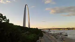 L'arche avec le fleuve Mississippi, le débarcadère et des ponts en arrière-plan.