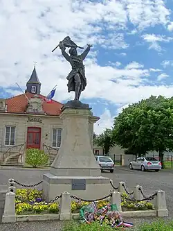 Le monument aux morts devant la mairie.