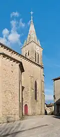 Vue sur l'ancienne entrée du prieuré bénédictin, l'église actuelle l'obstrue en partie.