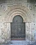 Fronton de la Porte des Morts flanqué des deux bas-reliefs.