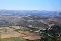 Vue d'avion vers le nord - Saint-Vincent dans le creux de la vallée de la Couze Pavin - Lavelle au flanc du petit volcan « le puy de Lavelle » - au fond, le Puy de Dôme.