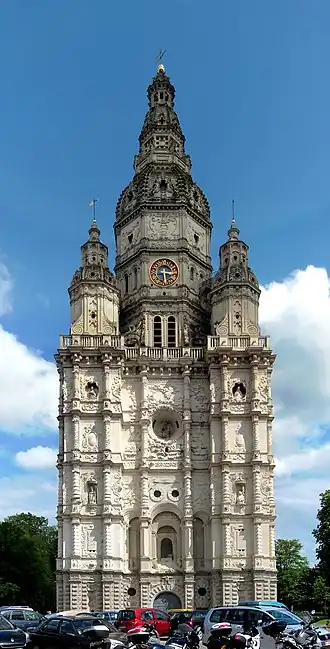 Massif occidental de l’ancienne abbatiale.