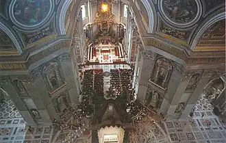 Vue de l'intérieur de la basilique avec deux des piliers de soutien de la coupole
