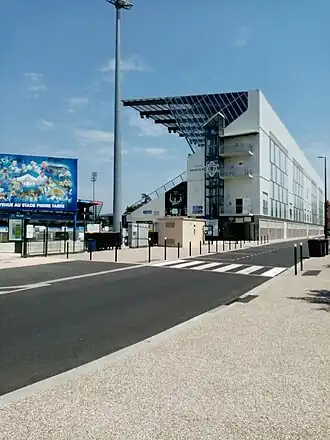 Tribune Francis Rui, loges, espaces de réception, pub Gary Whetton écran géant au stade Pierre-Fabre.