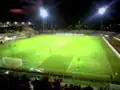 Vue du terrain pendant un match la nuit.