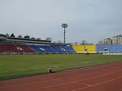 Vue intérieure d'un stade de football vide