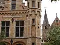 Les poids publics et l'église Saint-Michel.