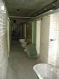 Les sanitaires désaffectés.