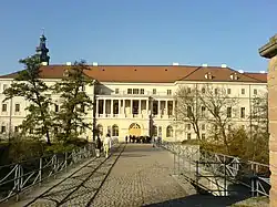 Vue depuis le pont du château jusqu'à la colonnade de la façade est