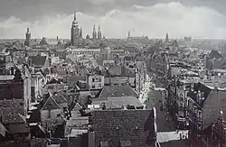 Photographie noir et blanc d'une ville, vue aérienne en contre-plongée.