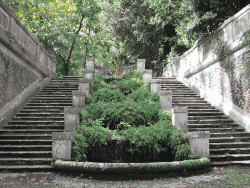 Les escaliers de Fuga et la cascade