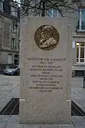 médaillon du maire sur le cours.