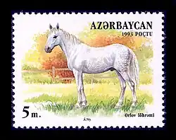 Timbre figurant un cheval gris vu de profil dans un champ